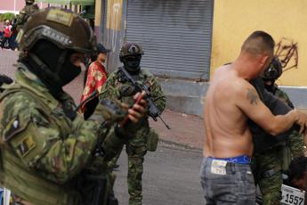 Ecuador, 139 persone in ostaggio e 329 terroristi arrestati: ultime news