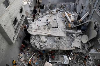 Israele-Hamas, Khan Younis e Gaza City assediate. “Uccise decine terroristi”