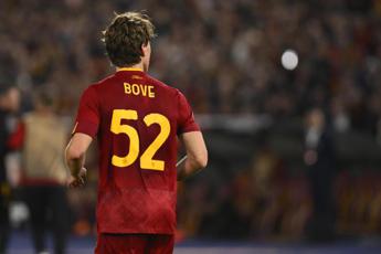 Lazio-Roma, il giallorosso Bove colpito da bottiglia in testa