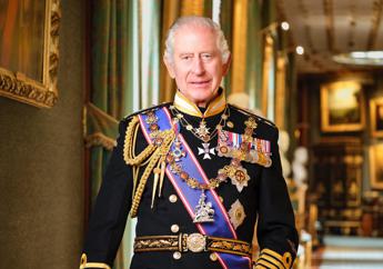 Re Carlo, svelato il nuovo ritratto ufficiale: è polemica per i costi