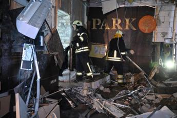 Ucraina, missili russi distruggono hotel a Kharkiv