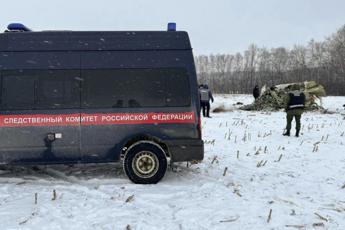 Ucraina, servizi Kiev su aereo russo abbattuto a Belgorod: “Sia missili che persone a bordo”