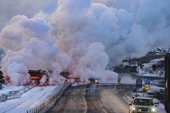 Islanda, erutta vulcano: fontane di lava fino a 80 metri