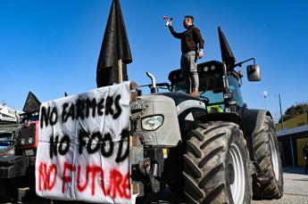 La protesta dei trattori assedia l’Europa, agricoltori bloccano i valichi di frontiera tra Olanda e Belgio