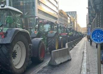 Mille trattori per le strade di Bruxelles, protesta nel giorno del Consiglio Ue