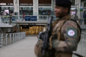 Parigi, attacco con coltello alla Gare de Lyon: tre feriti, aggressore ha patente italiana