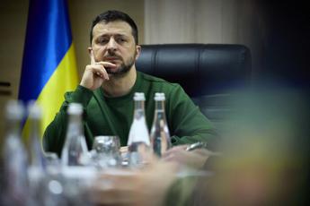 Ucraina, Kiev ritira soldati da villaggi Kharkiv: Zelensky cancella missioni all’estero