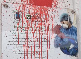 Bergamo, no vax vandalizzano PalaSpirà: in pandemia era stato un hub vaccinale