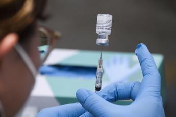 Covid, allarme Oms: “Scesa copertura vaccinale sanitari e over 60, nuova dose dopo 12 mesi”