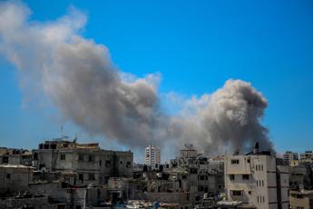 Gaza, Hamas barricato nell’ospedale al-Shifa: bombe contro reparto maternità e pronto soccorso