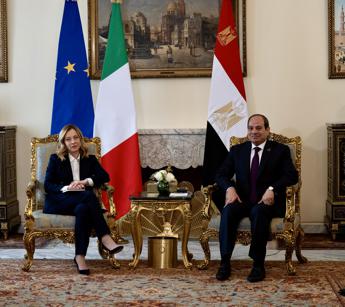 Meloni al Cairo, bilaterale con Al Sisi poi summit Ue-Egitto: “Gaza in cima a preoccupazioni”