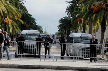 Tre cooperanti italiani fermati in Tunisia: “Presunte irregolarità su prelievi di denaro”