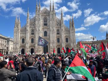 25 aprile, presidio pro Palestina in una piazza Duomo piena