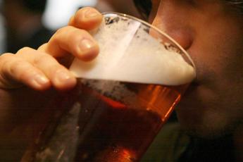 Alcol, l’allarme Iss: “3,7 milioni di italiani bevono fino ad ubriacarsi”