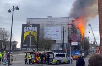 Danimarca, violento incendio alla Borsa di Copenaghen: crollata la guglia – Video