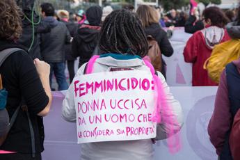 Femminicidi, rapporto Amnesty: “97 donne uccise, 64 da partner o ex”