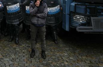 G7, tensioni a corteo dei centri sociali a Torino: uova e fumogeni contro le forze dell’ordine