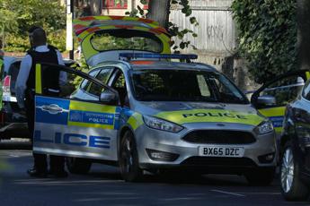 Londra, uomo armato di katana ferisce 4 persone vicino a stazione metro