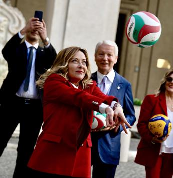 Meloni gioca con pallavoliste a Palazzo Chigi: “Schiaccia 7 come in spiaggia”
