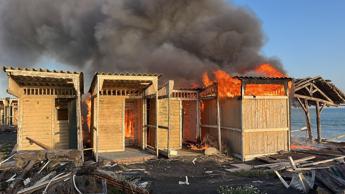 Ostia, in fiamme stabilimento La Casetta: distrutte alcune cabine – Foto
