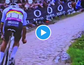 Parigi-Roubaix, van der Poel e il gesto folle dello spettatore – video