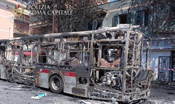 Roma, bus a fuoco: bruciate anche un’auto in sosta, gazebo e alberi. Tre persone intossicate
