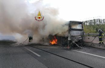 Roma, bus turistico in fiamme sul Gra: nube nera e traffico in tilt