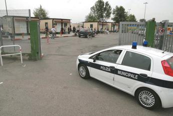 Roma, la denuncia di una 14enne: “Drogata e vessata nel campo nomadi”