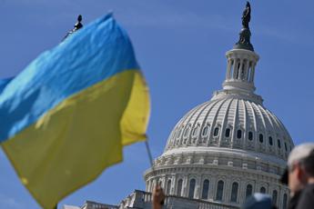 Ucraina, Congresso Usa approva pacchetto aiuti. Biden: “Armi a Kiev già questa settimana”