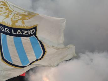Ultras Lazio tentano assalto tifosi Juve all’Olimpico, cinghiate a poliziotto