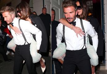 Victoria Beckham, 50 anni tra amici vip e balli con le Spice Girl. Ed esce sulle spalle del marito David