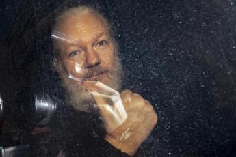 Assange potrà fare appello contro l’estradizione in Usa: la decisione dell’Alta Corte britannica