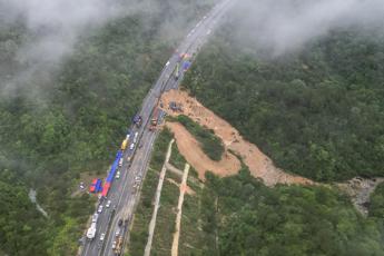 Autostrada crollata in Cina, si aggrava bilancio vittime: almeno 48 i morti