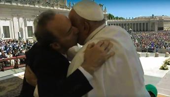 Benigni show in piazza San Pietro, bacia il Papa poi invoca la pace: “La guerra deve finire”