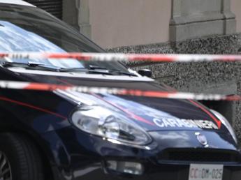 Bologna, vigile urbano uccide ex collega nel comando di Anzola. Lui: “Pulivo la pistola”