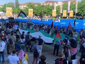 Cortei pro Palestina in diverse città, tensione ai cancelli del Salone del libro a Torino