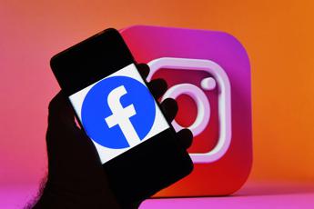 Facebook e Instagram, sospetta dipendenza nei bimbi: Ue indaga su Meta