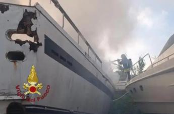 Fiumicino, incendio in un cantiere: a fuoco 4 imbarcazioni