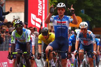 Giro d’Italia 2024, Merlier vince la terza tappa: Pogacar resta in rosa