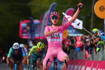 Giro d’Italia, Pogacar vince in volata ottava tappa ed è sempre più maglia rosa