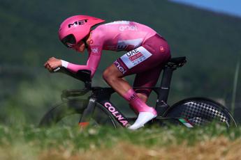 Giro d’Italia, Pogacar vince la crono: show della maglia rosa