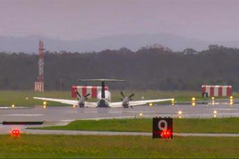 Il carrello non funziona, spettacolare atterraggio d’emergenza in Australia – Video