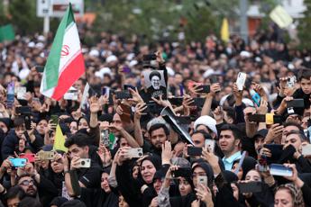 Iran, in migliaia a Teheran per l’ultimo saluto a Raisi