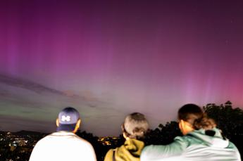 L’aurora boreale colora i cieli di mezzo mondo: dove è stata vista in Italia