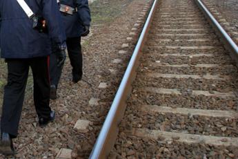 Legnano, si sdraia sui binari: muore investito dal treno