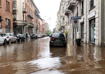 Maltempo a Milano, forti piogge: strade allagate – Video