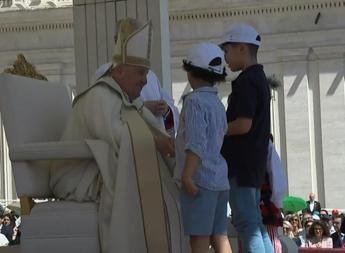 Papa Francesco chiude la prima Giornata mondiale dei bambini: “Pregate per la pace”