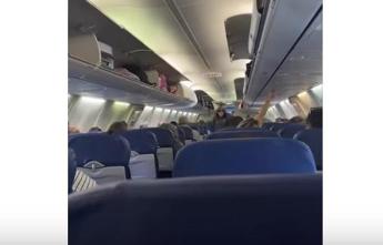 Passeggera nella cappelliera dell’aereo per riposare, ecco perché è un’idea terribile (almeno per ora) – Video
