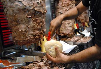 Prezzo del kebab preoccupa la Germania, l’impennata diventa questione politica