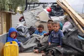 Rafah, con incursione Israele a rischio la vita di 600mila bambini: l’allarme di Save the Children